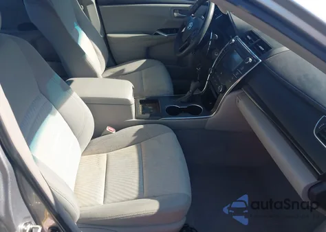 2015 Toyota Camry Le/Xle/Se/Xse z USA, uszkodzony, nr VIN 4T4BF1FK2FR477957